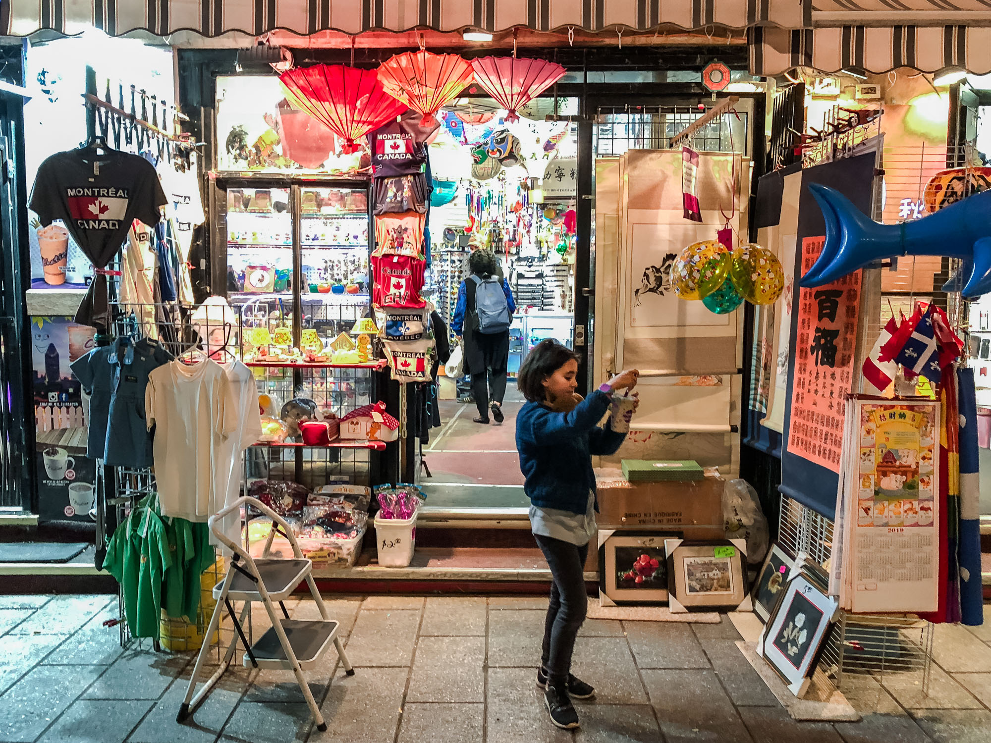 kid in convenience store - documentary family photography