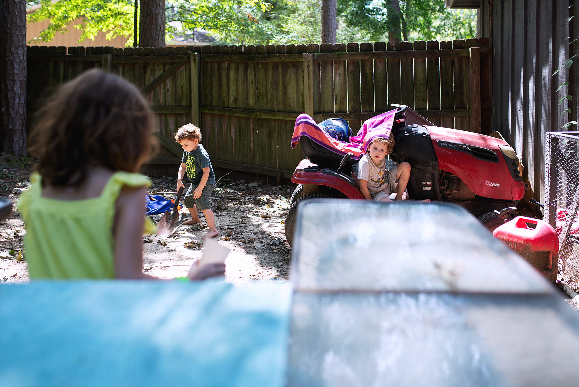 kids in back yard - documentary family photography