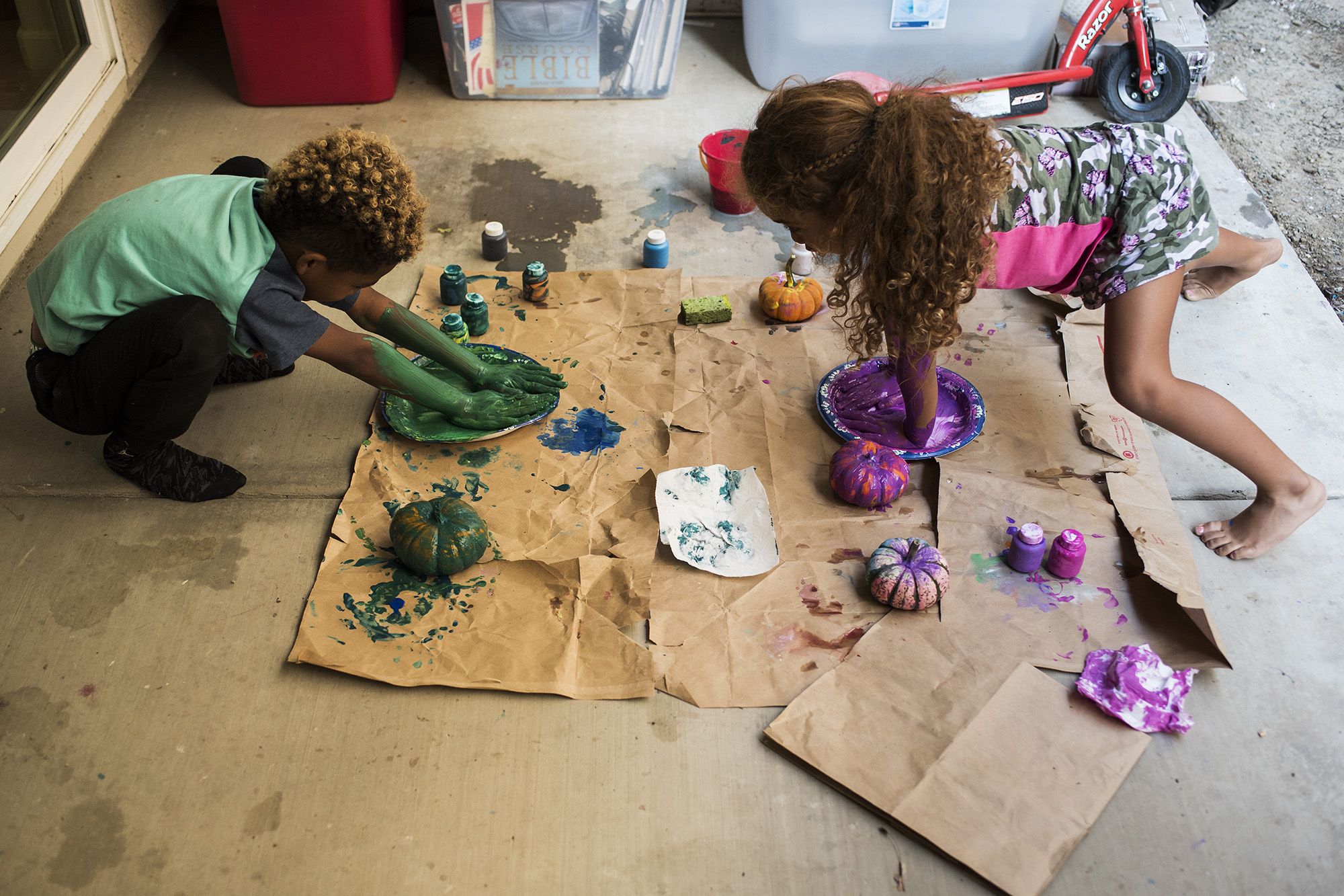 kids painting pumpkins -documentary family photography