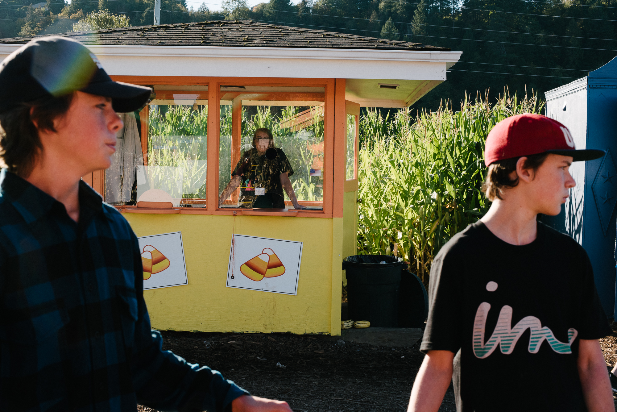 kids at food stand - documentary family photography