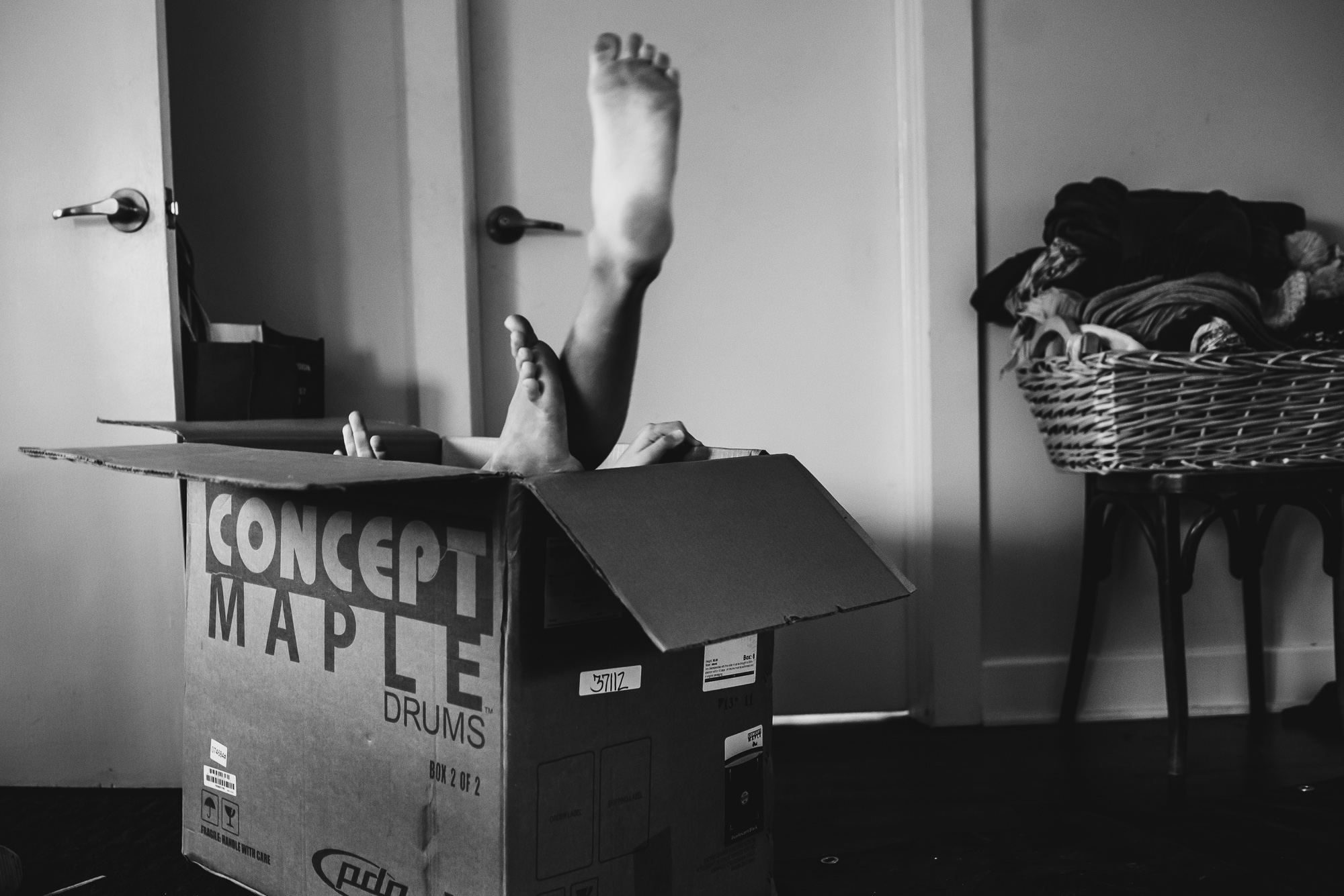 kids playing in box - documentary family photography