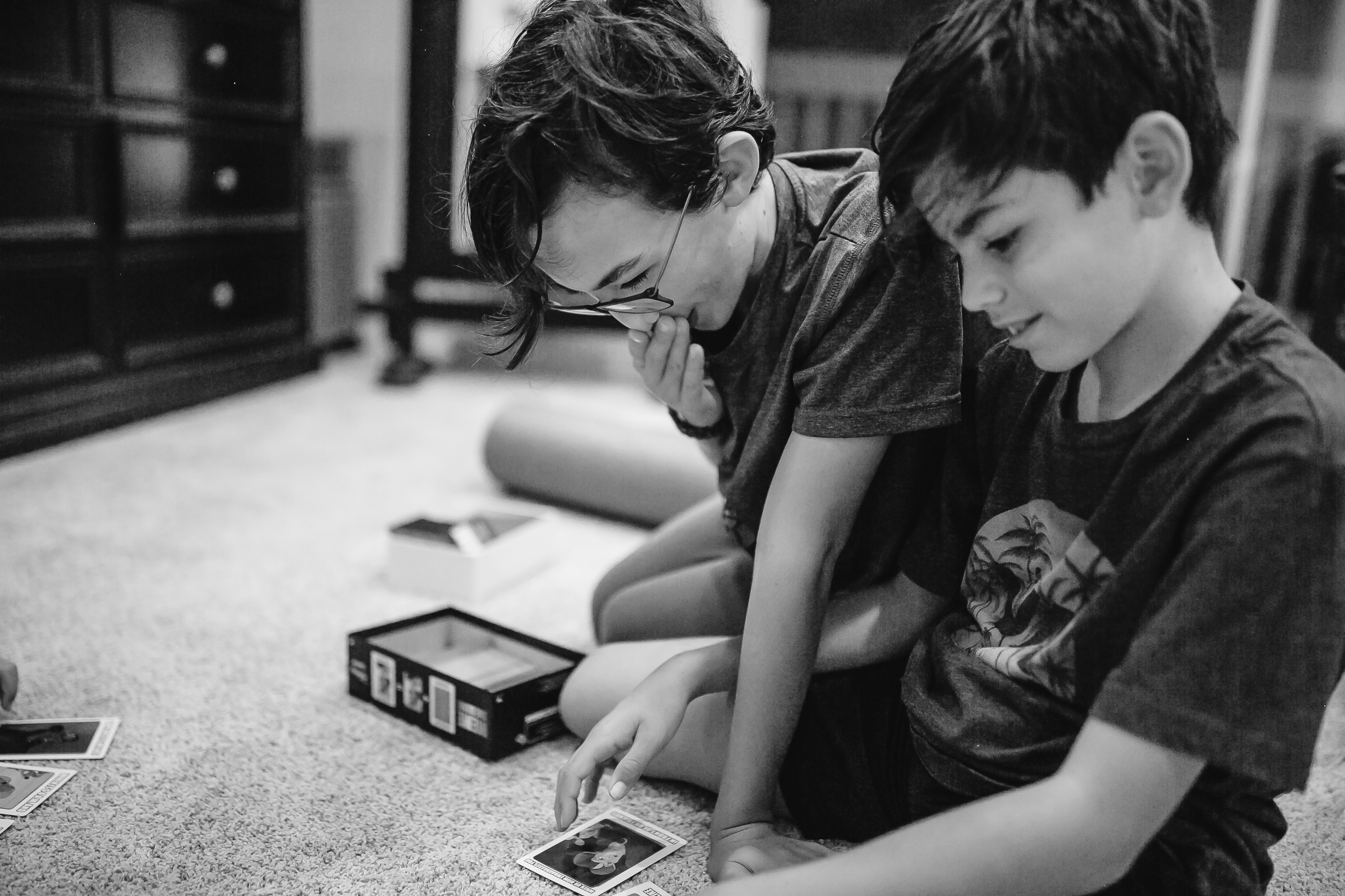 kids play card game - documentary family photography