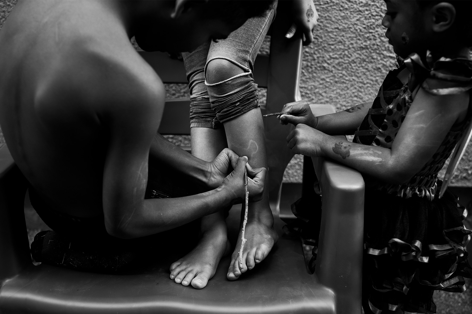 kids drawing on leg - documentary family photography