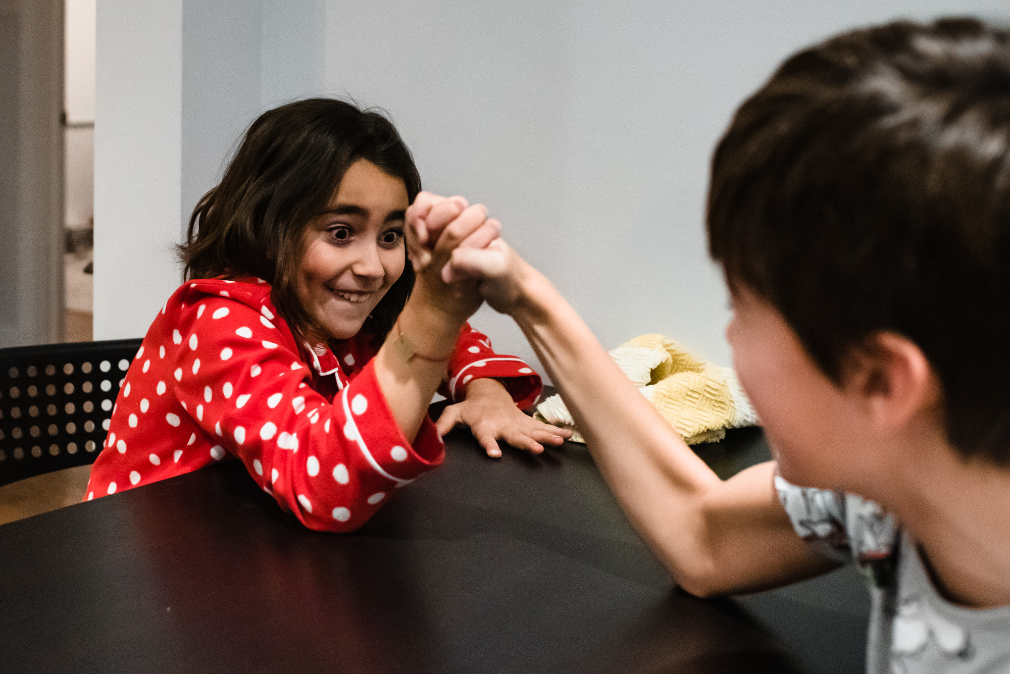 kids arm wrestling - documentary family photography