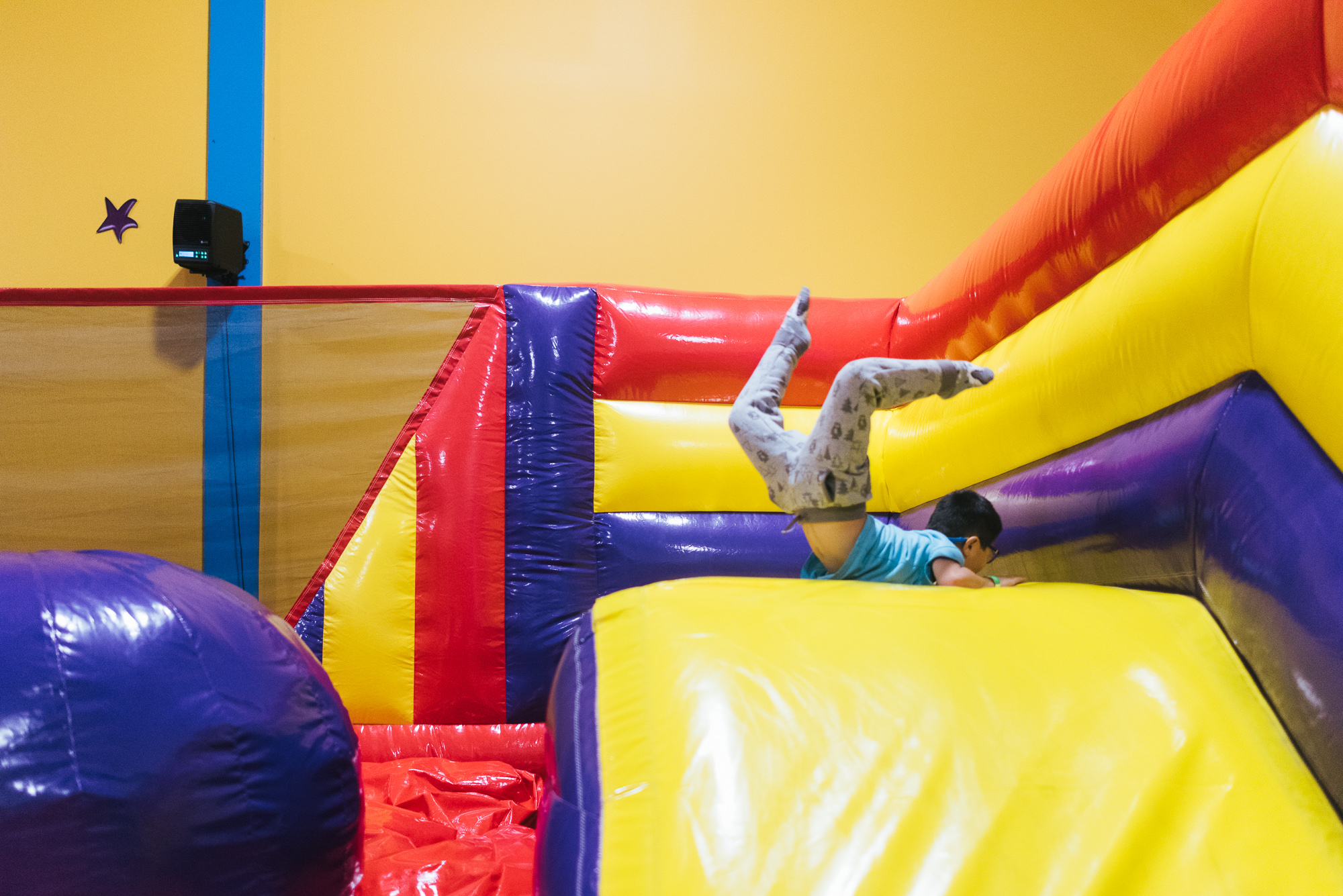 kid falls on bounce house - documentary family photography