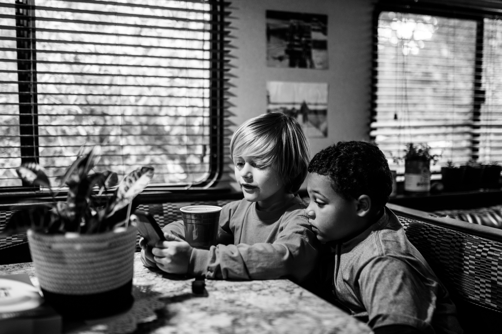 boys play on phone - documentary family photography