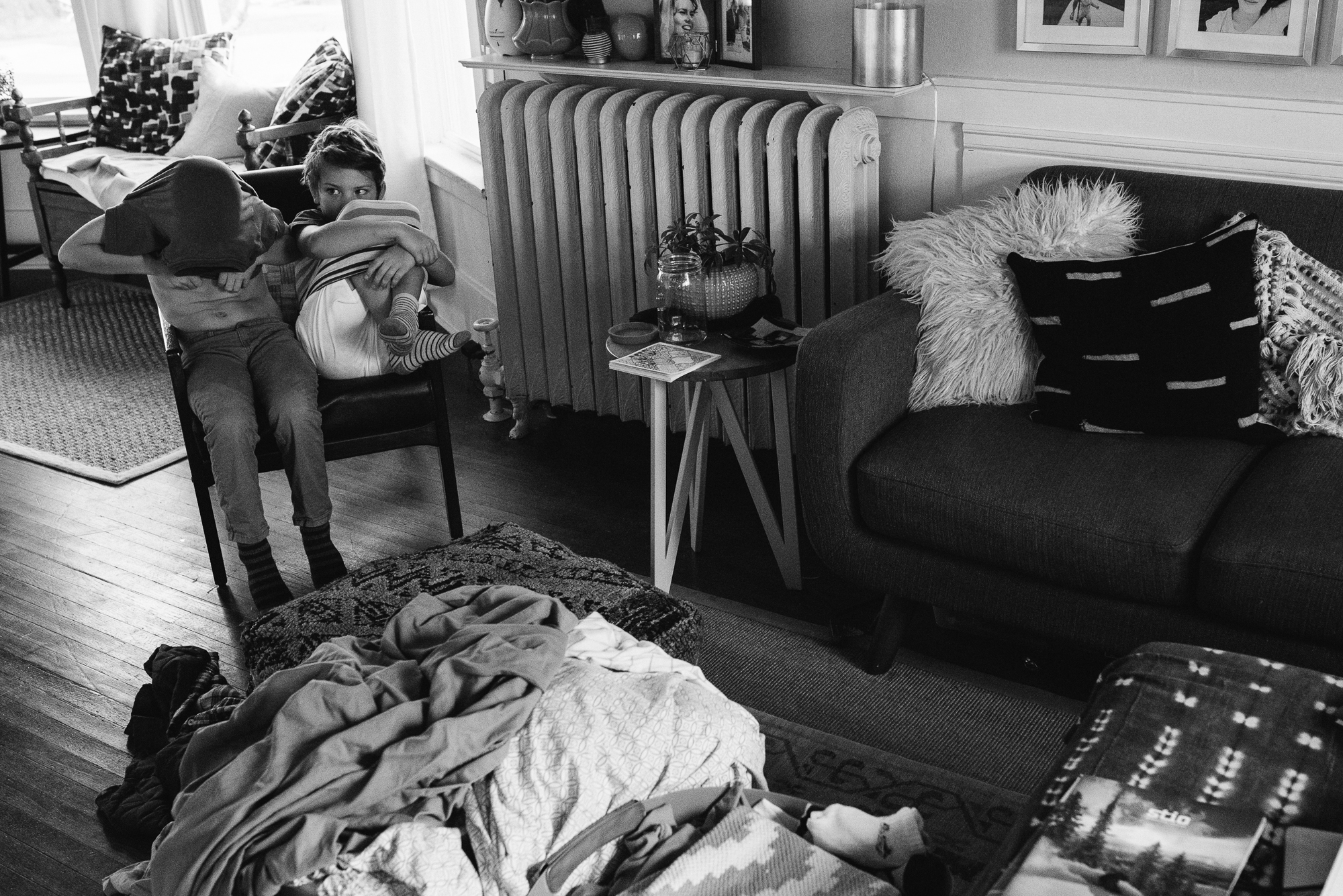 kid in chair - documentary family photography