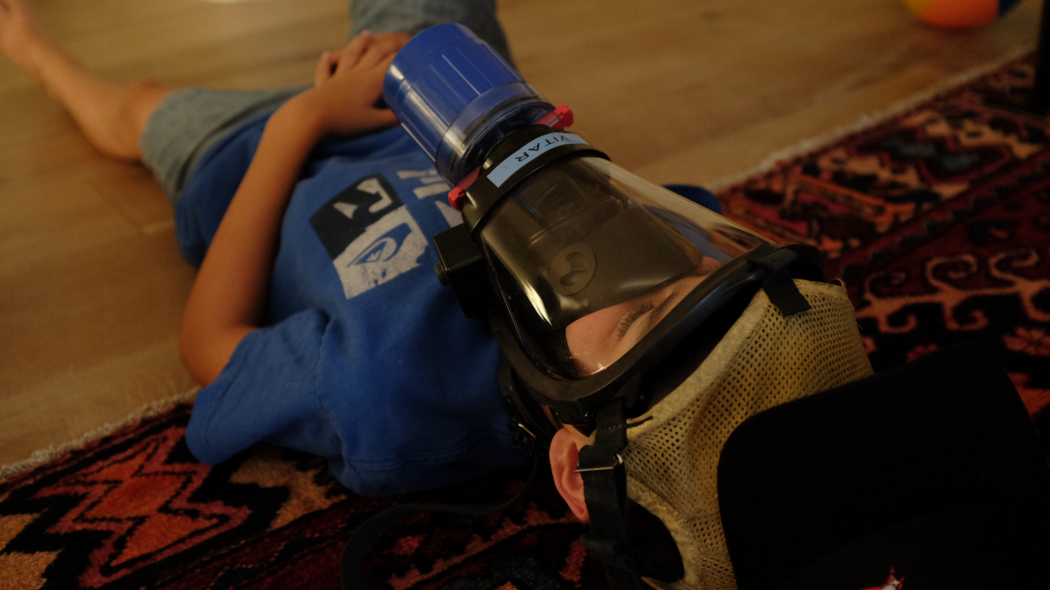 kid with air mask - documentary family photography