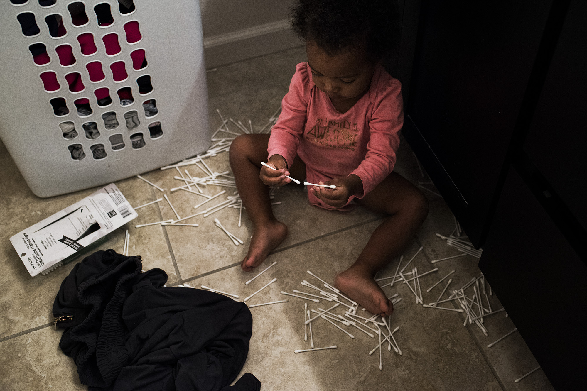 girl and cotton swabs - documentary family photography