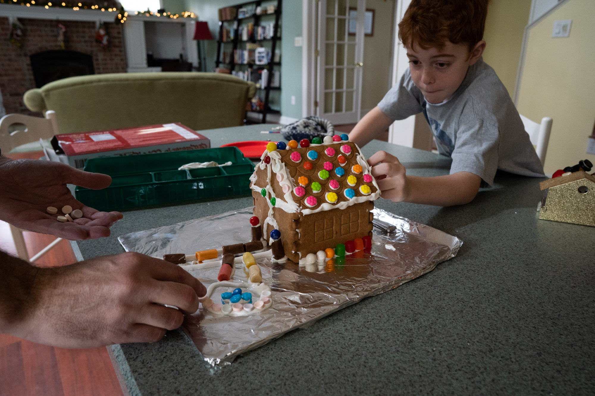 decorating gingerbread house - documentary family photography