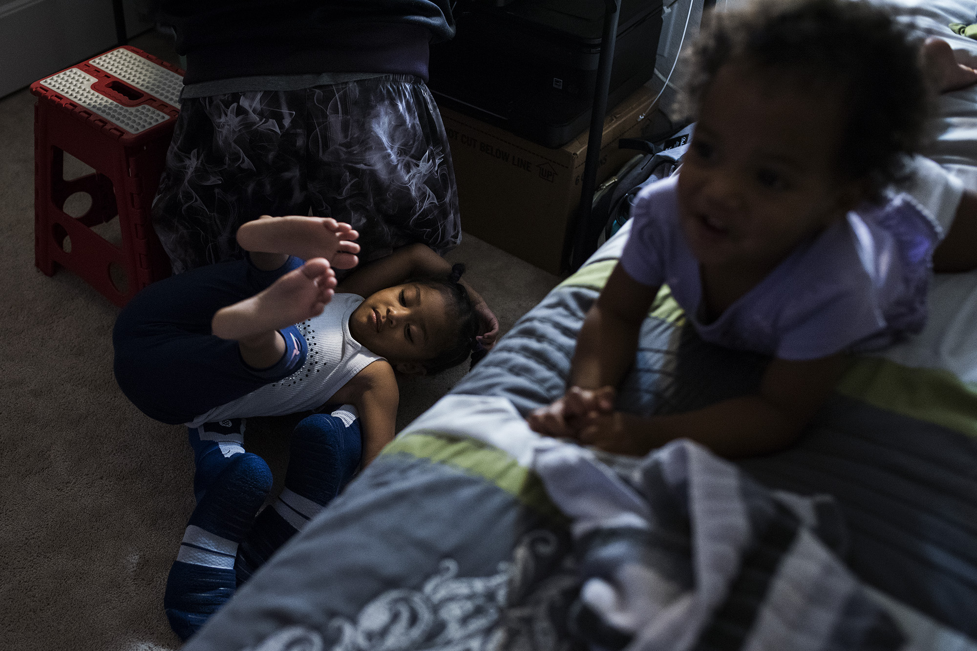 kids playing around bed- documentary family photography