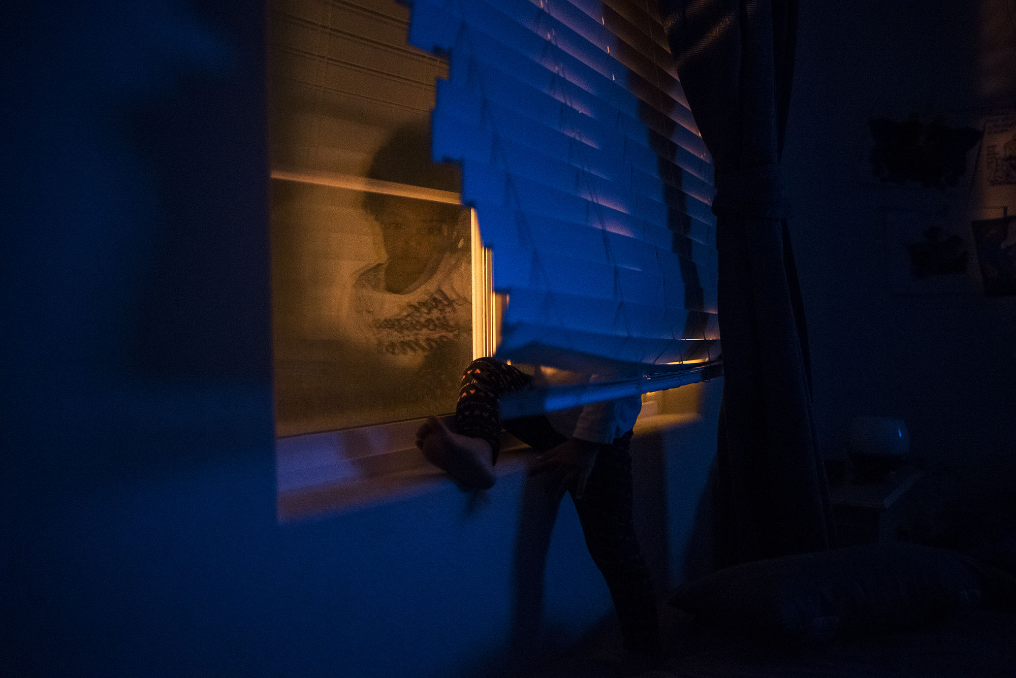 kid in mini blinds - documentary family photography