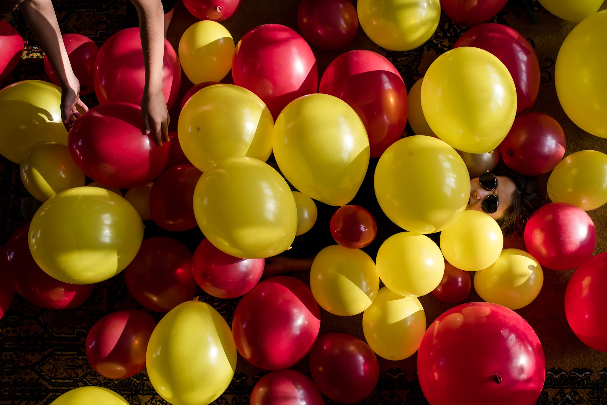 kids in balloons - documentary family photography