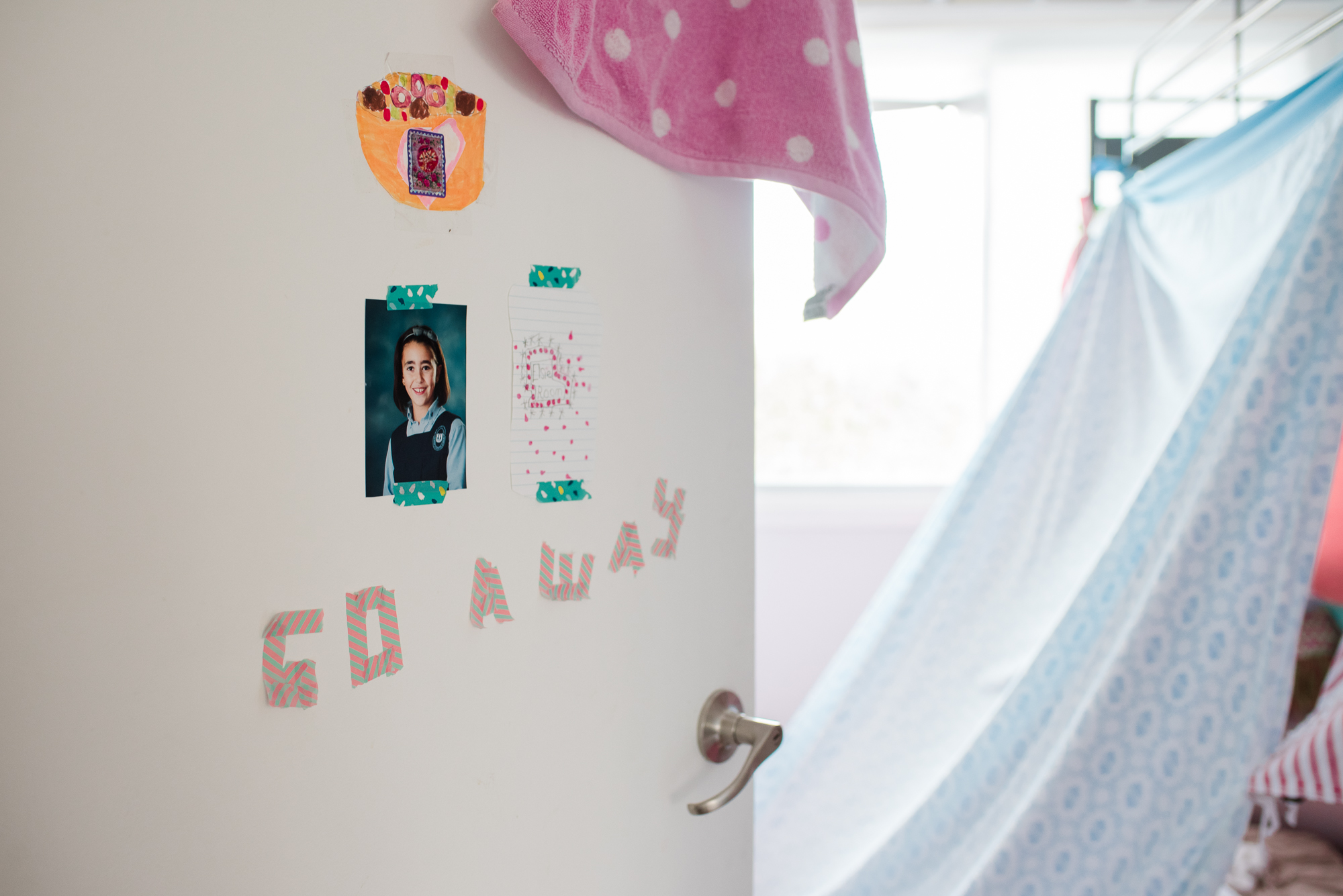 bedroom door message- documentary family photography