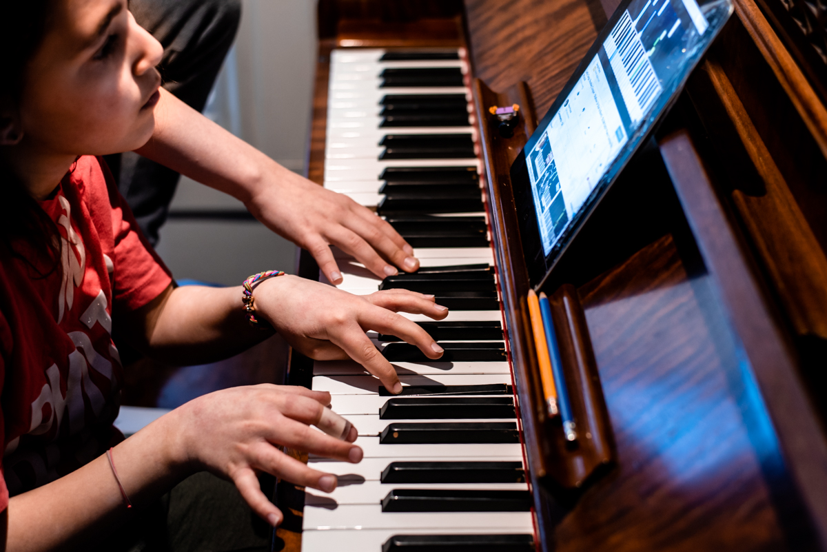 kids at piano - documentary family photography