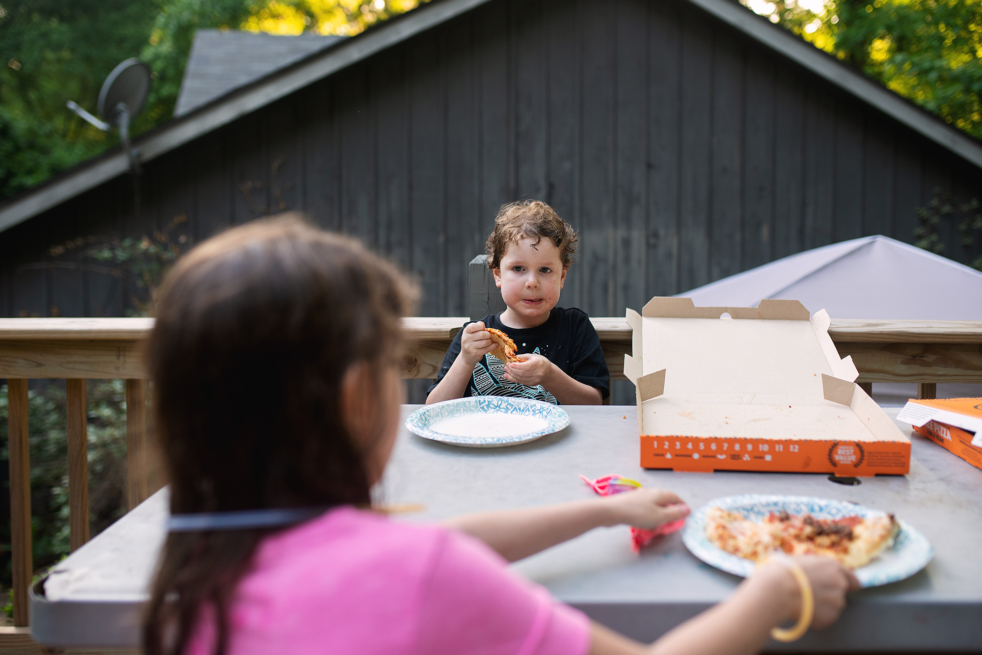 kid eating pizza - documentary family photography