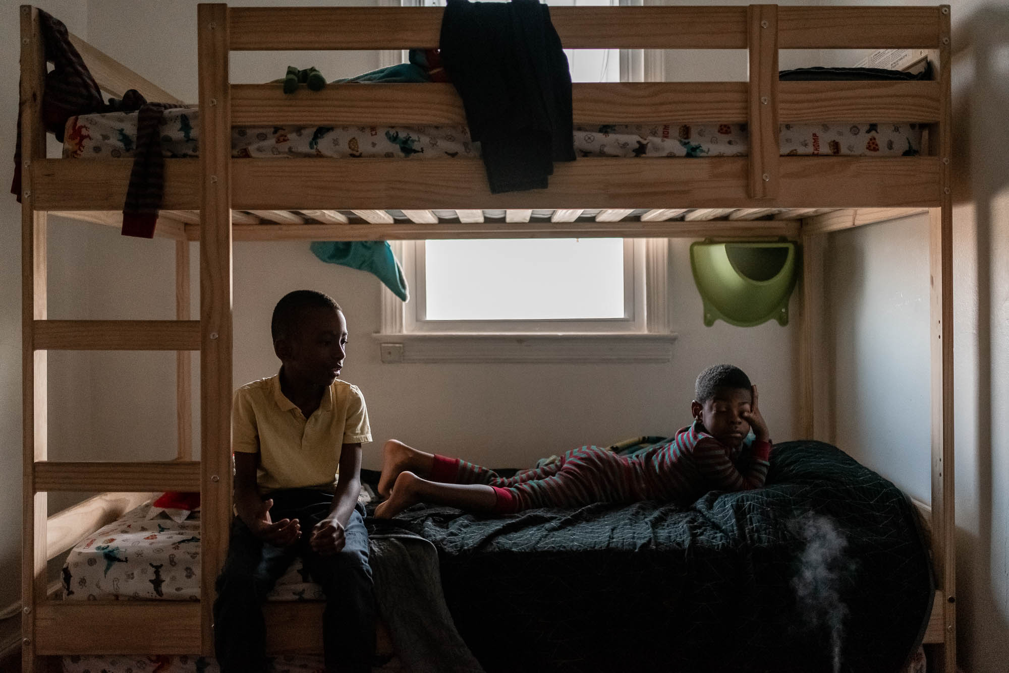 kids in bunk beds - documentary family photography