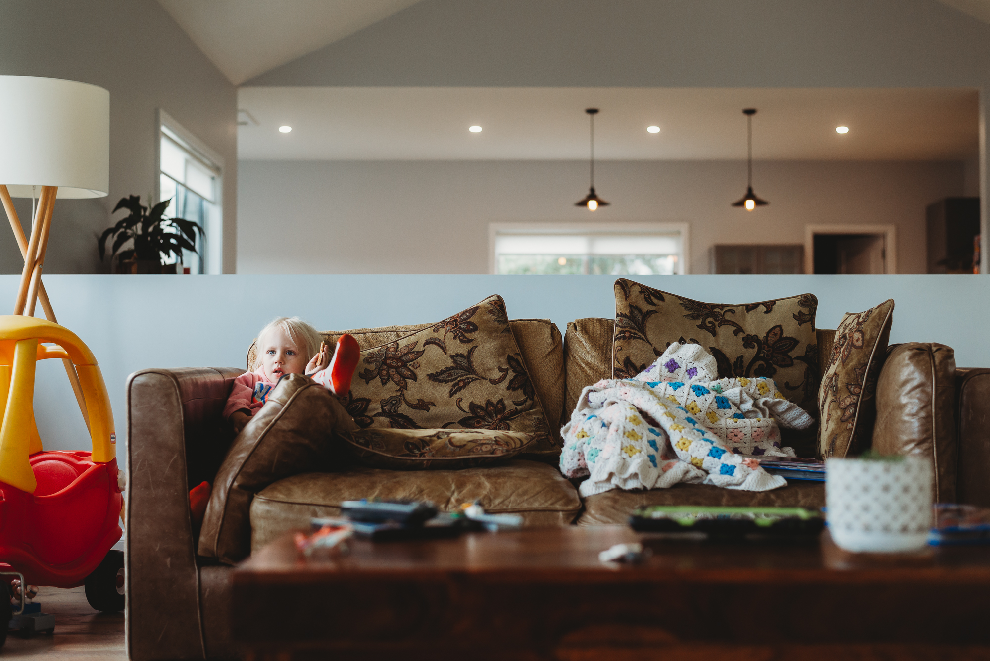 kids on couch - documentary family photography