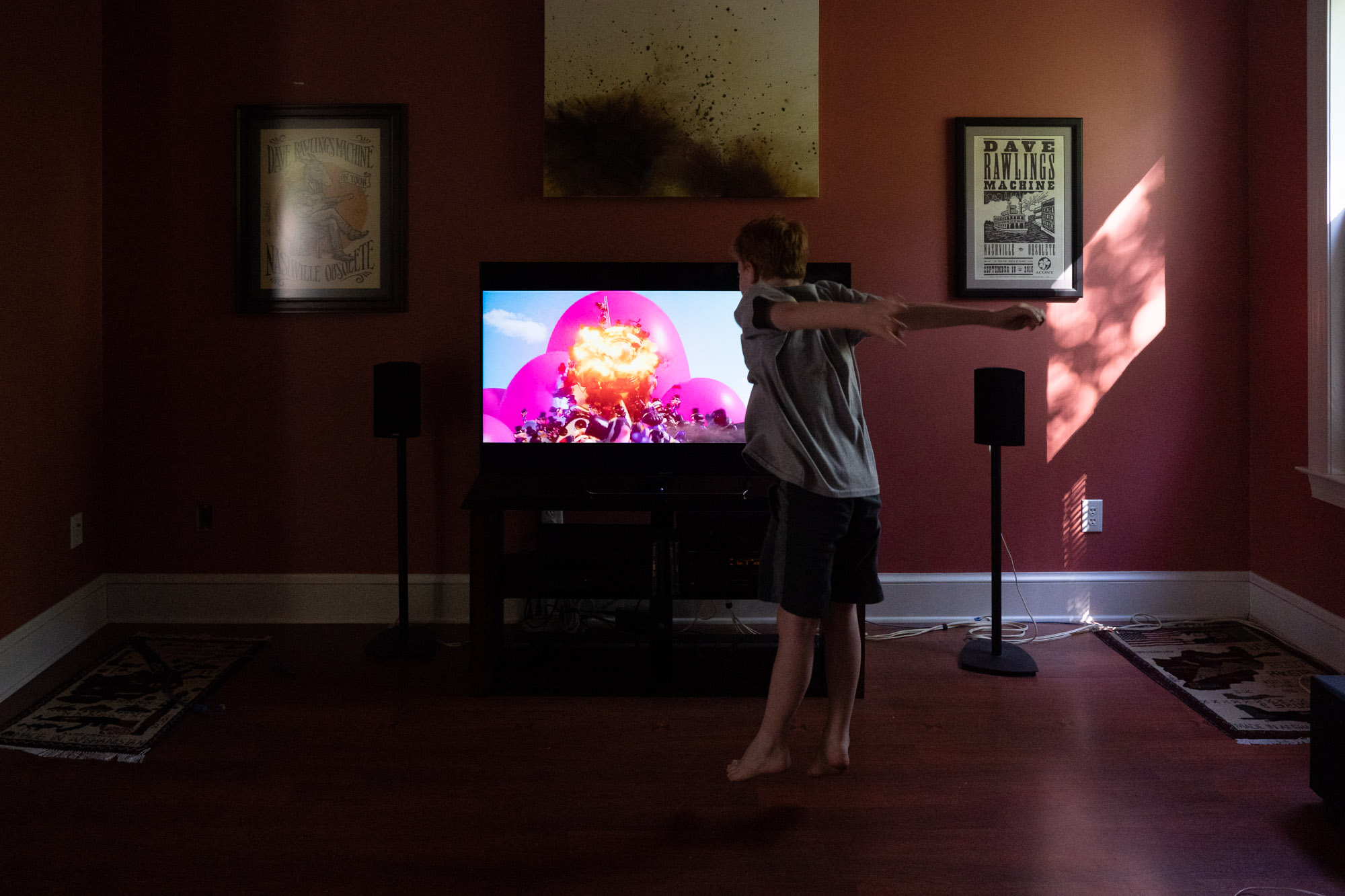 kid watching TV - documentary family photography