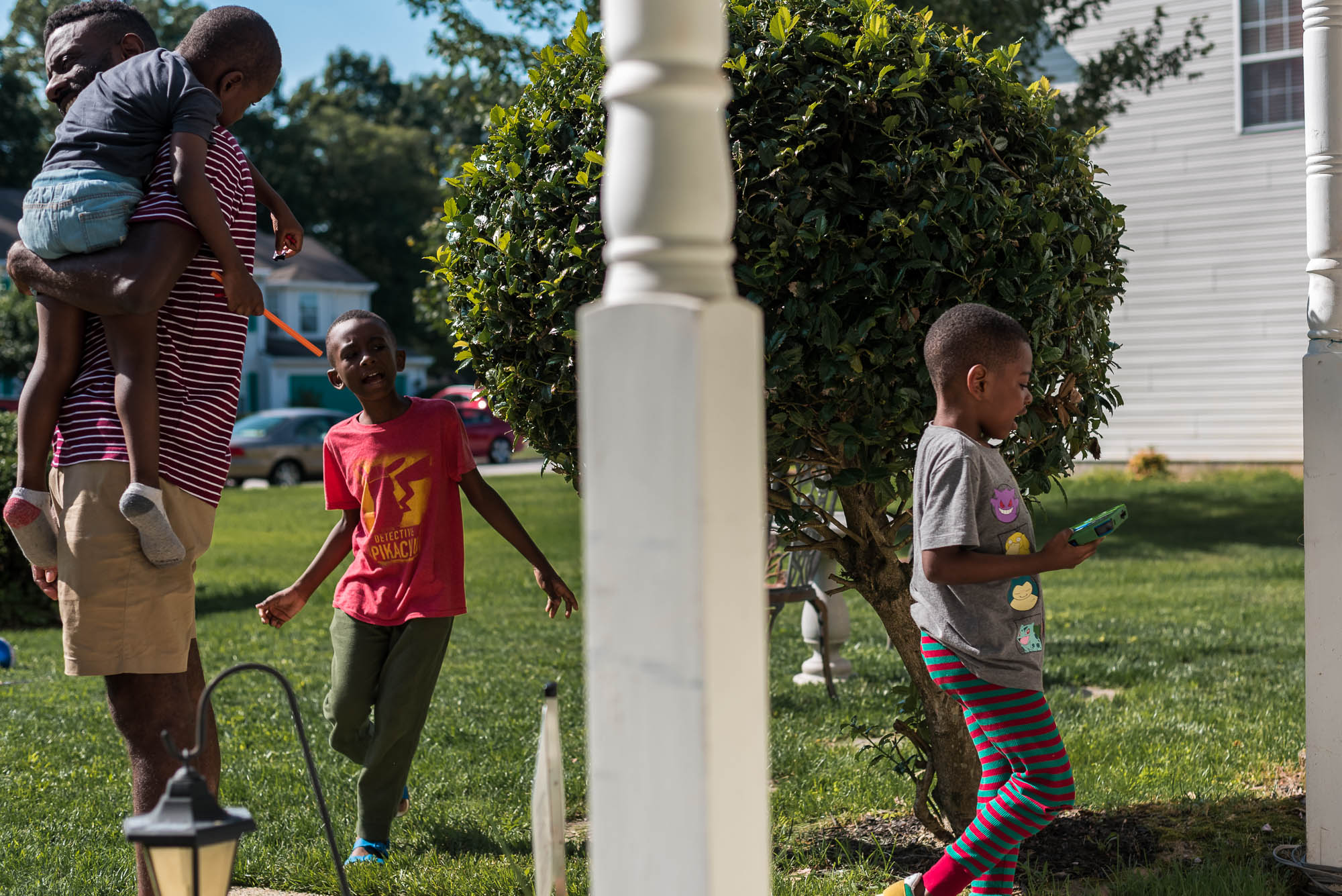 kids playing in yard - documentary family photography