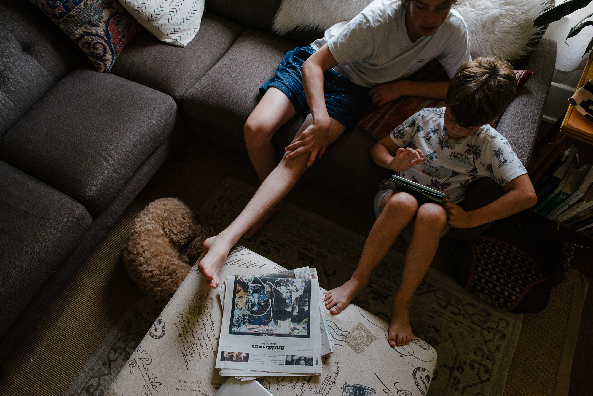 kids looking at tablet - Documentary family photography