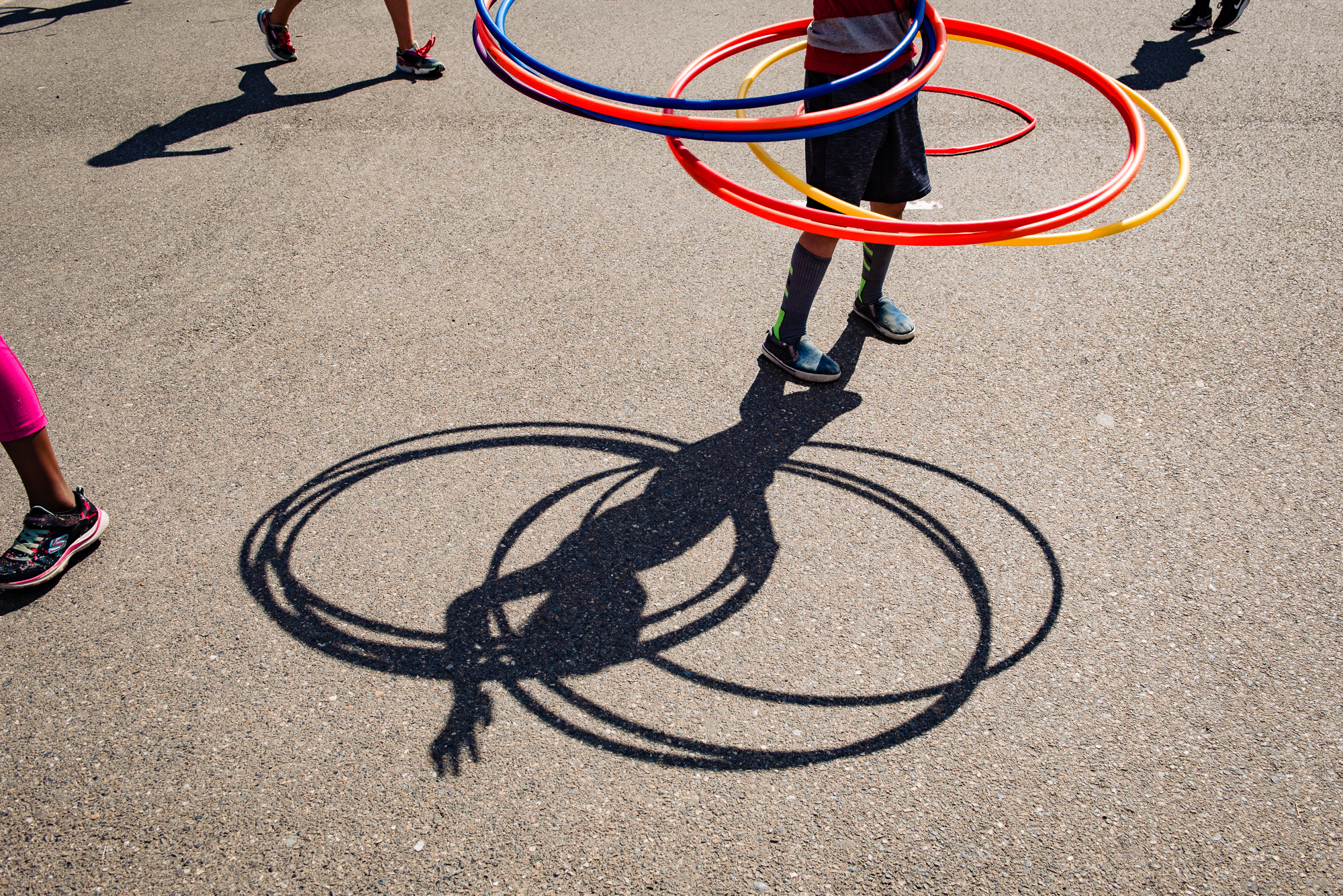 kid playing with hula hoops - Documentary family photography