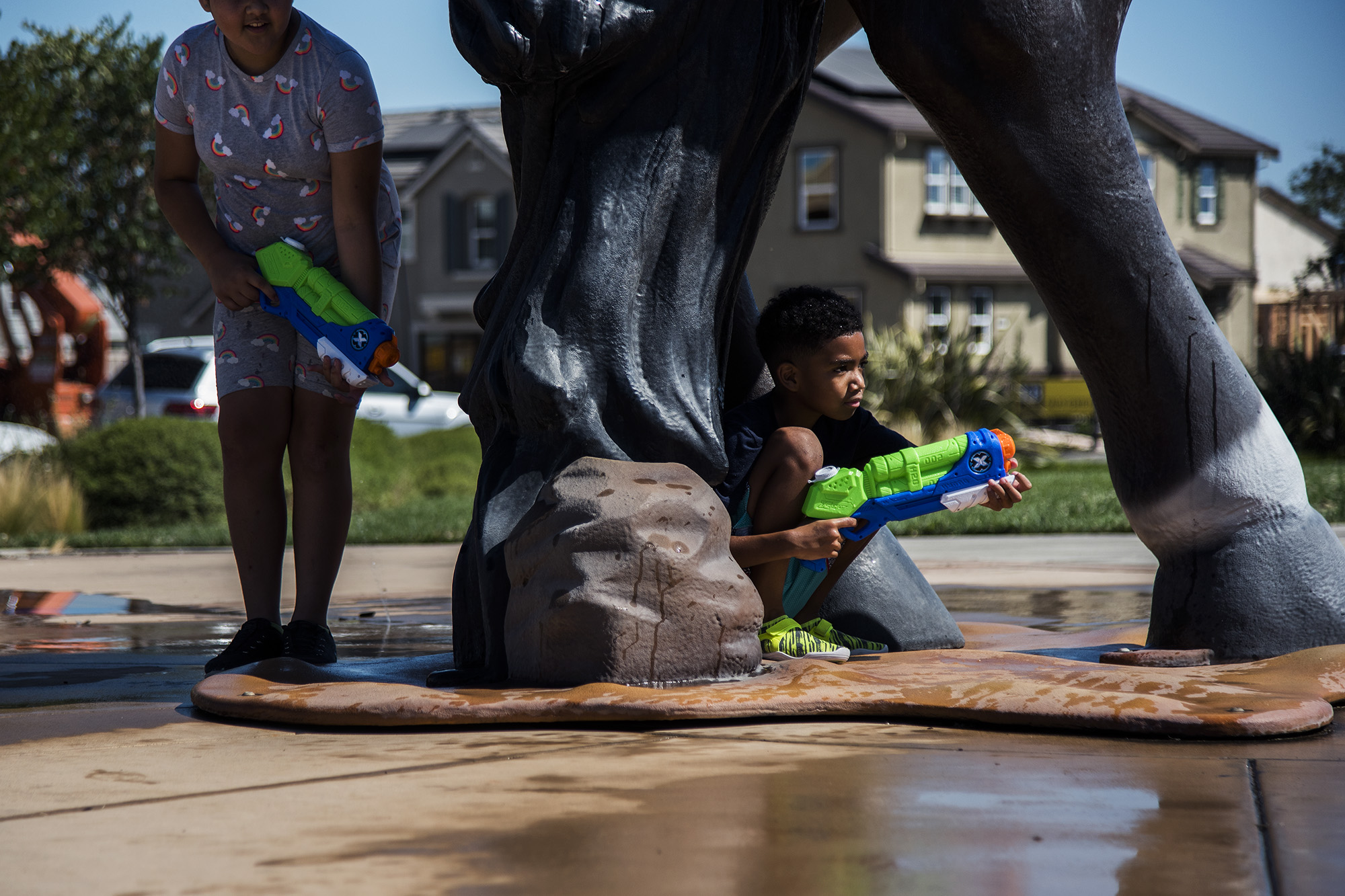 kids with water guns - documentary family photography