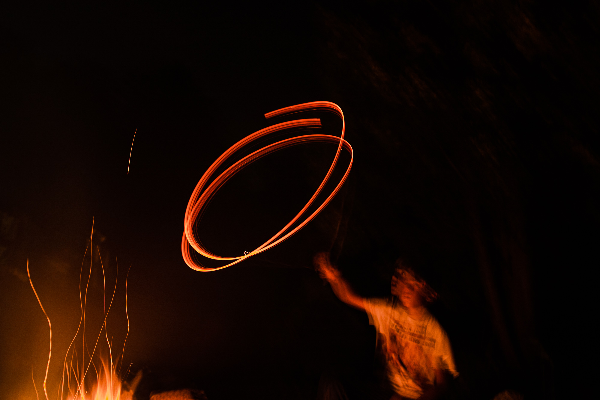 boy light painting - documentary family photography