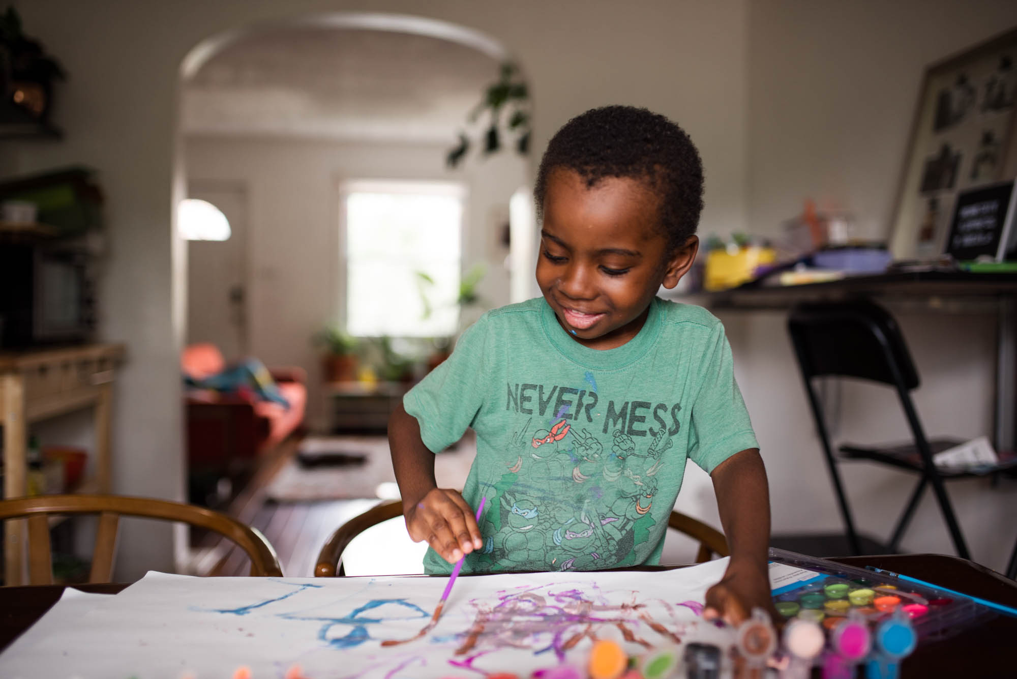 boy finger painting - documentary family photography